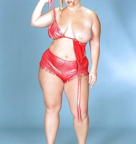 Splendid blonde fatty Kaitlin Klien denudes big knockers and toys her cunt 