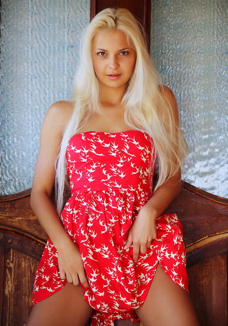 Rangy blonde cutie Leonie likes some hot foot fetish 