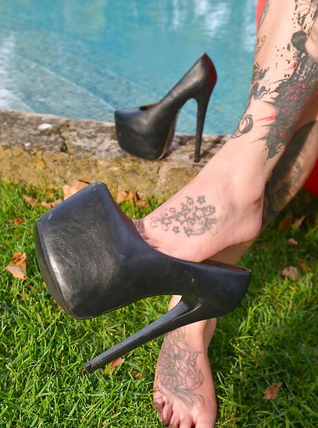 Superb hottie Lauren makes some foot fetish action at pool