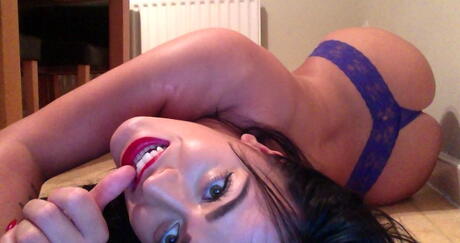 Lush brittish brunette bombshell Leanne Crow in hot posing gallery