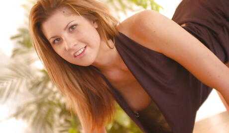 Seductive american redheaded hottie Lisa Marie in sexy stockings in nasty foot fetish action 