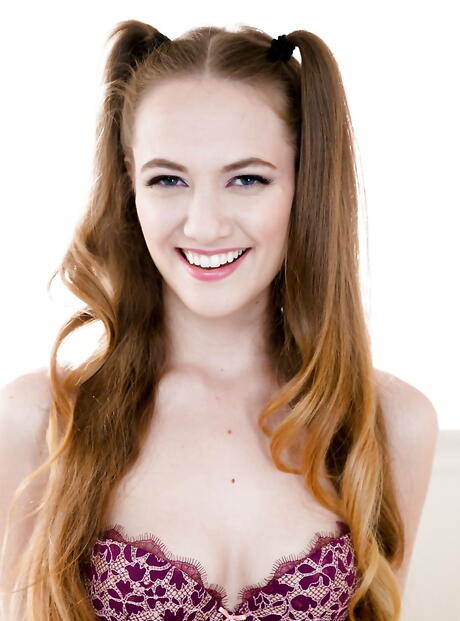 Shapely american young Samantha Hayes likes foot fetish 