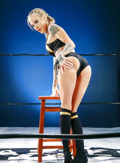 Glamorous american blonde milf Sarah Jessie in shorts is foot fetishist 