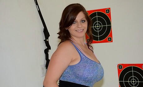 Seductive american chubby Jessica Roberts reveals big knockers and butt 