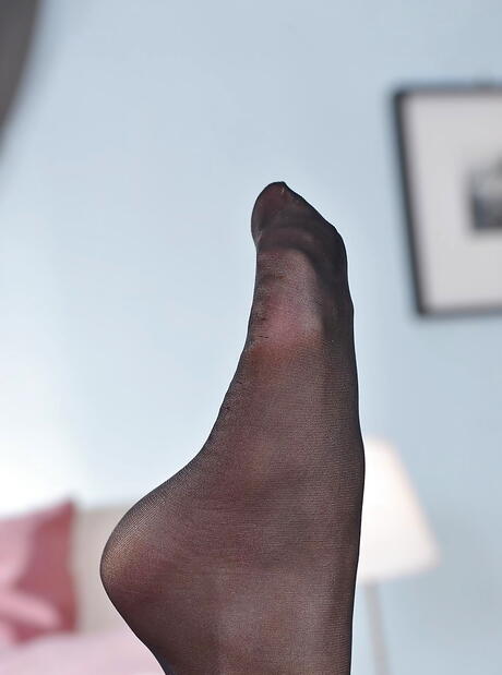 Excellent blonde babe Brookie G. makes some hot foot fetish 