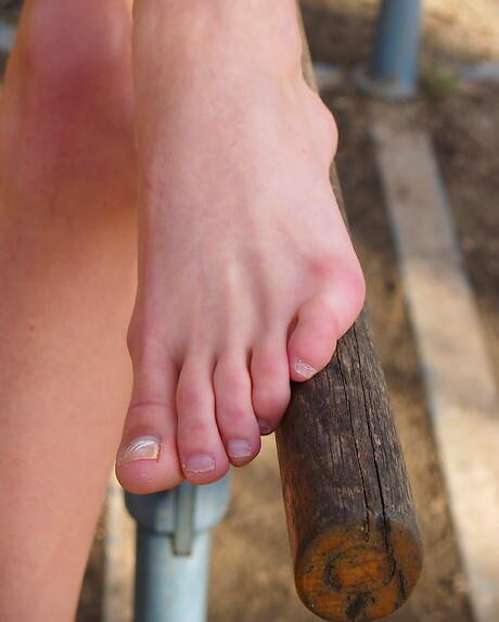 Shapely american blonde teen Kate likes foot fetish outside