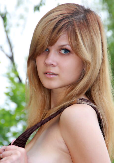 Stunning teen Agni A makes some hot foot fetish action outdoor