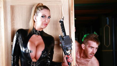 Enchanting beauties Leigh Darby and Ava Koxxx in hardcore 3some scene 