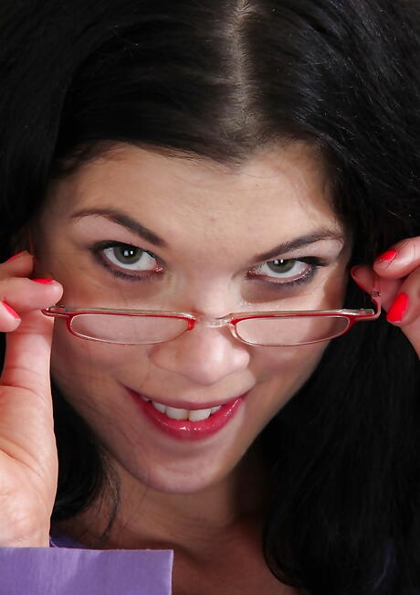 Shapely american milf Veronica Stewart exhibits small tits and spreads her legs 