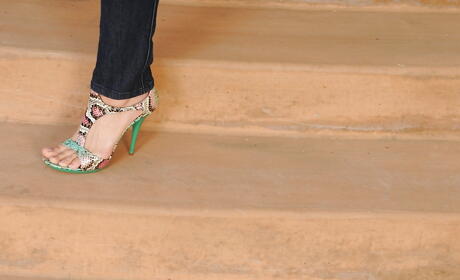 Sexy mature Eva Estrella is foot fetishist 