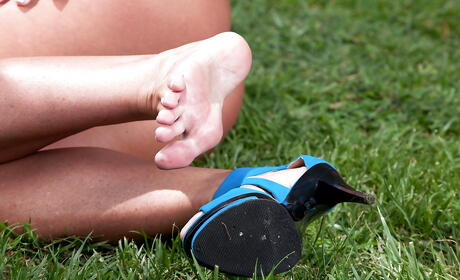 Facinating american blonde milf Jennifer Best likes some hot foot fetish outdoor