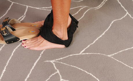 Sexy blond mature Casey Ivy makes some foot fetish action 