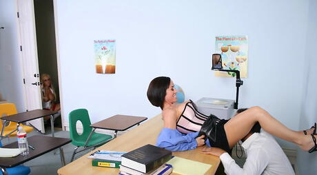 Sultry women Jessica Lynn and Davia Ardell in hot 3some sex outdoor