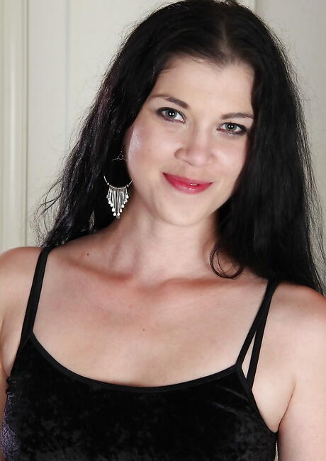 Stunning american milf Veronica Stewart reveals her butt in sexy undies and spreads her legs 