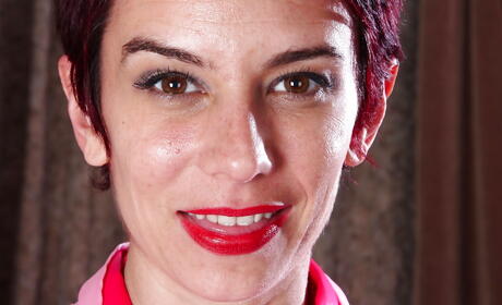 Hot mature Nikki Lee is foot fetishist 