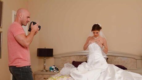 Sexy american wife Jenni Lee sucking on big cock and gets a cum blast on her face 