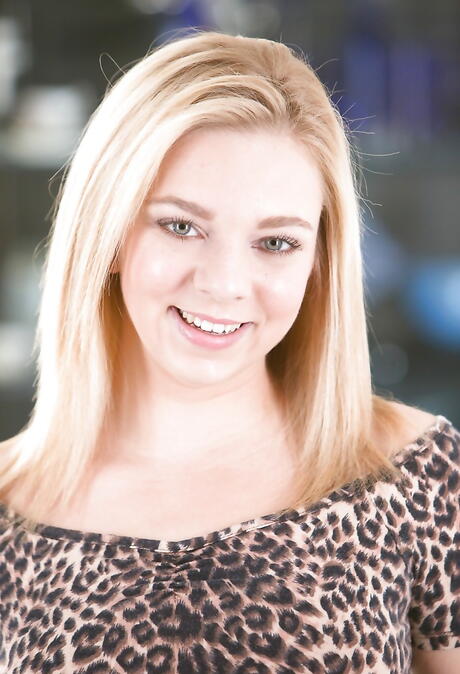 Slim american blonde teen Tiffany Watson revealing her butt 