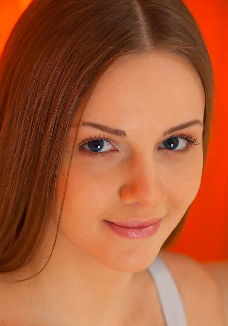 Stunning teen Leanisa makes some foot fetish action 