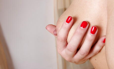 Superb blonde aged Emilia baring big boobies and shaved pussy in the kitchen