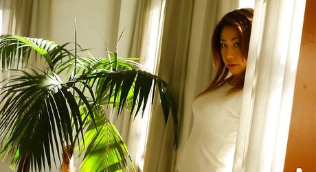 Deluxe japanese babe Sumire baring her butt 