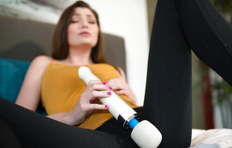 Luscious girls Cory Chase and Jessica Rex kissing and masturbating with sex toy 