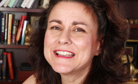 Superb aged Gianna Jones in hot lingerie spreads hairy pussy 