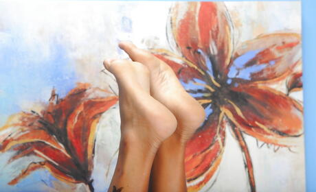 Deluxe latina mature Olivia Jones is foot fetishist 