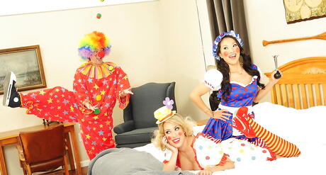 Enchanting mommies Asa Akira and Capri Cavanni enjoy amazing 3some action 