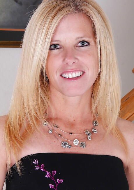 Very attractive american blonde aged Monique baring big tits and spreading her legs 