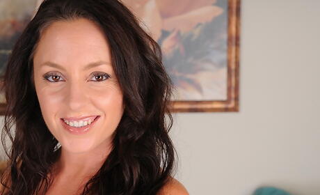 Adorable american older Tamara Fox in foot fetish show 