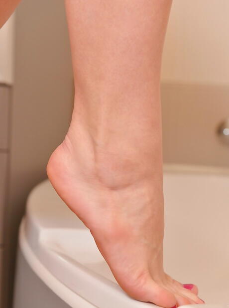 Very attractive russian bbw Samanta Lily loves some hot foot fetish in bath