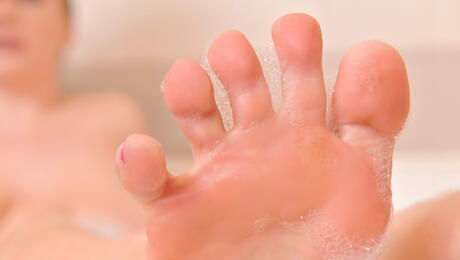 Very attractive russian bbw Samanta Lily loves some hot foot fetish in bath