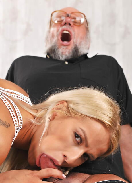 Sylphlike blonde teen Chary Kiss sucking deep dick and gets a cum shot on face 