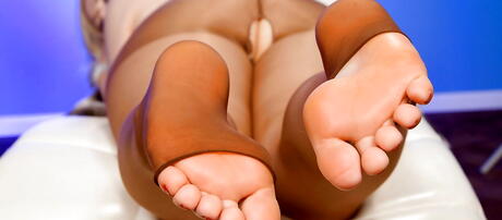 Inviting american blond chubby Klaudia Kelly in fancy skirt likes foot fetish 