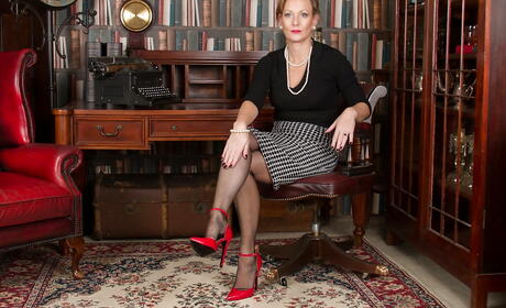 Superb older Huntingdon Smyth in sexy undies baring big knockers and spreading her legs 