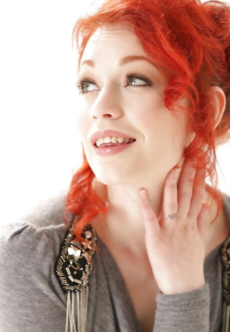 Curious red-haired milf Justine Jolie shows her ass 