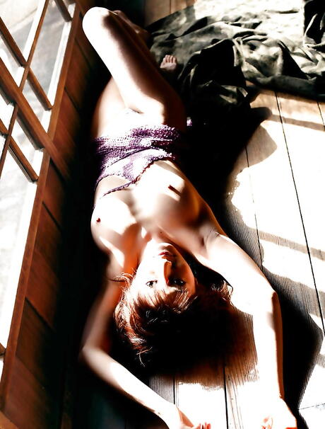 Stunning japanese teen Reina Mizuki in softcore shooting 