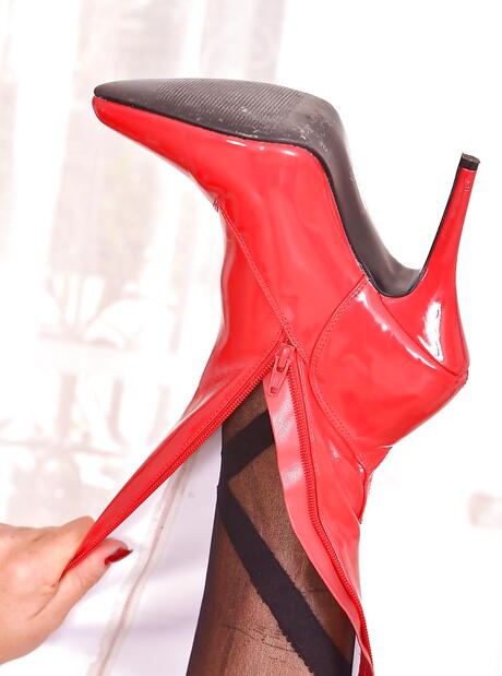 Seductive dark hair cutie Alyson Tyler loves some hot foot fetish 