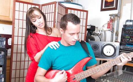 Luscious american brunette milf Alana Cruise well sucking huge dick and enjoys a facial 