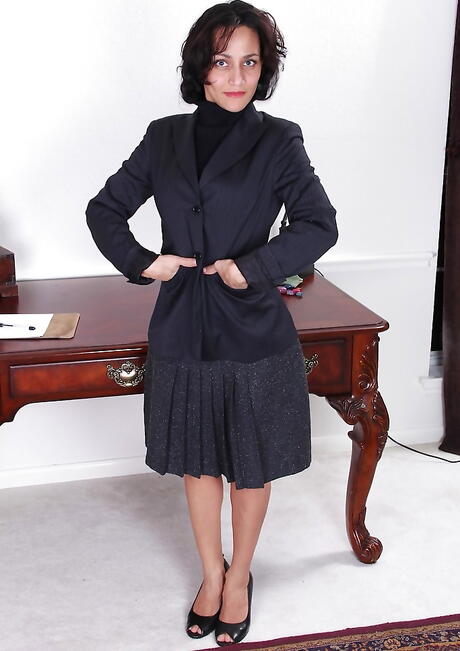 Excellent latina milf Cielo in skirt makes some hot foot fetish action 