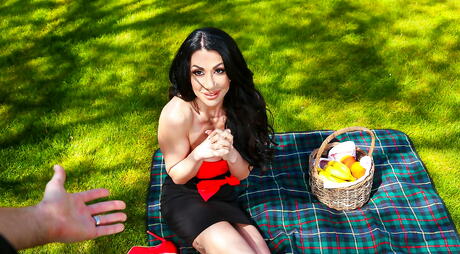 Deluxe italian dark-haired older Valeria Visconti in nice skirt rammed in her hairy pussy after good suck outside