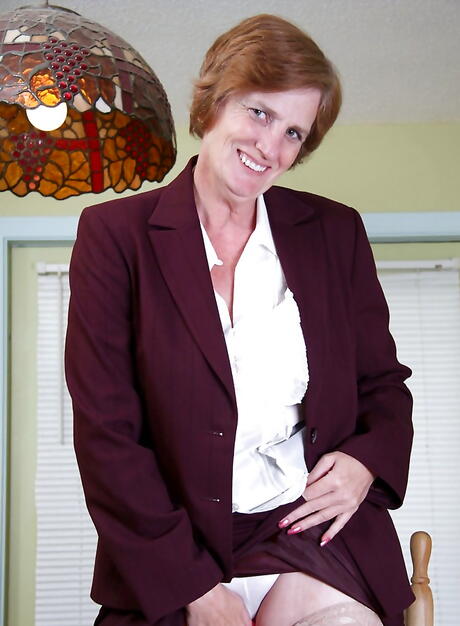 Inviting american older Ray Lynn reveals big knockers and hairy pussy 