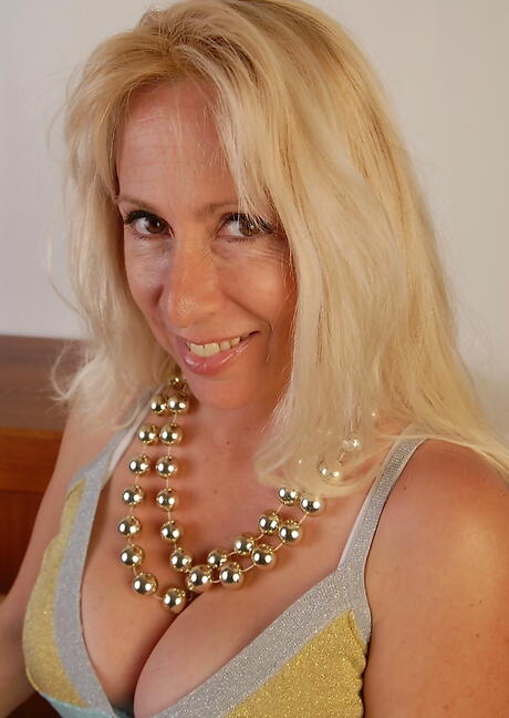 Curious blonde mature Heather denudes big tits and sexy butt 