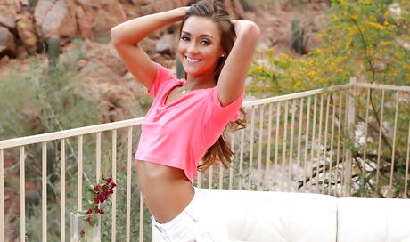 Shapely american teen Marry Lynn in sexy shorts in nasty foot fetish outdoor