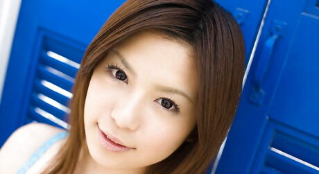 Gracile japanese young Riri Kuribayashi revealing her butt 