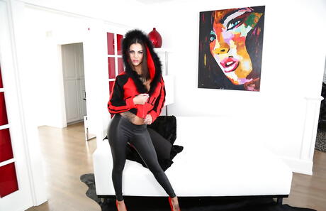 Slim american teen Bonnie Rotten denudes big knockers and hot butt 