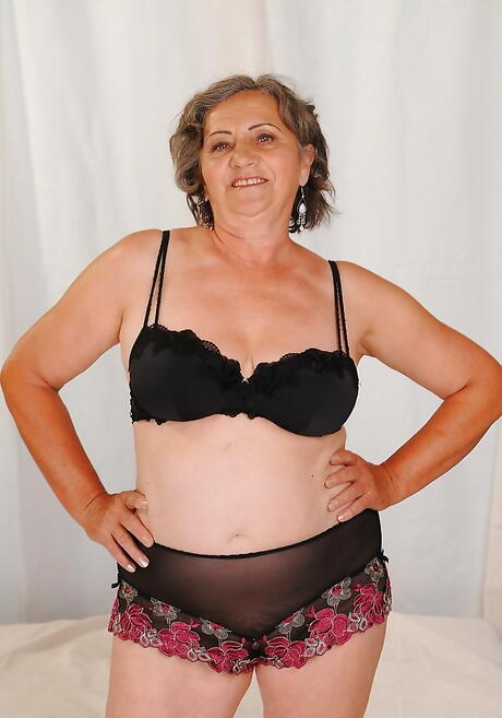 Stunning grannie Kata in sexy hot lingerie
