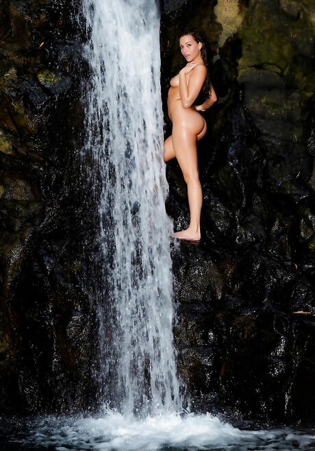 Curious american porn star Mia Malkova reveals her ass outdoor