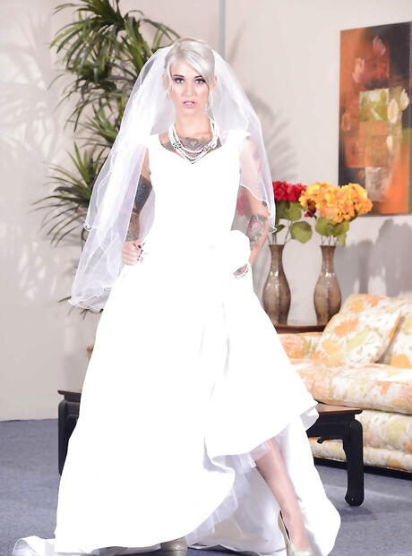 Peachy american blonde Kleio Valentien exposes big boobs and nice pussy 