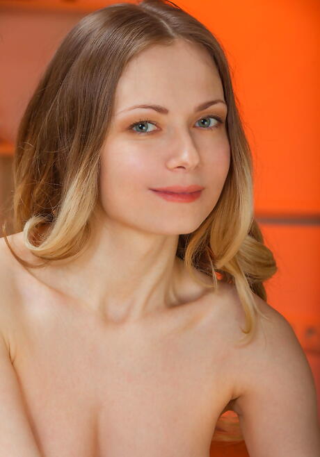 Gracile young Lenore exhibiting big knockers and spreading her legs 